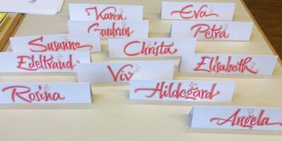 Eine weitere Idee für Platzkarten: Die Namen von Teilnehmerinnen eines meiner American Handlettering-Kurse.