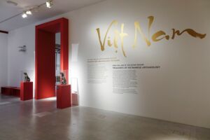 Für die Vietnam-Ausstellung des Archäologie-Museums in Herne habe ich die Titel der Ausstellung gestaltet (siehe auch folgendes Bild). Vietnam hat als einziges asiatisches Land eine bis heute lebendige Tradition in westlicher Kalligrafie.