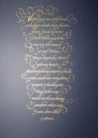 Das Vaterunser einmal anders: In kursiver Schrift und gold auf nachtblauem Karton.