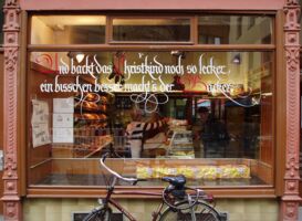 Für eine Bäckerei habe ich diesen Spruch gestaltet. Um innen am Schaufenster arbeiten zu können, musste die Auslegeware entfernt werden. Daher sieht da Fenster etwas kahl aus…