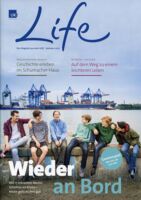 Life ist das Haus-Magazin des UKE (Universitäts-Klinikums Eppendorf) in Hamburg. Ich wurde erst ziemlich spät mit ins Boot geholt, als der Prozess in der Marketing-Abteilung schon fast abgeschlossen war. 9:4 stand es da noch für eine Typo-Lösung...