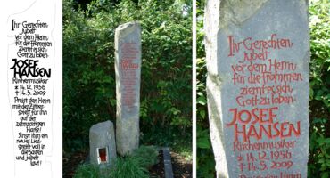 Passend für diese Stele wurde der Psalmvers um die Lebensdaten des Verstorbenen herum gestaltet; in Auftrag gegeben und umgesetzt vom Aachener Steinmetzmeister Uli Berghoff.