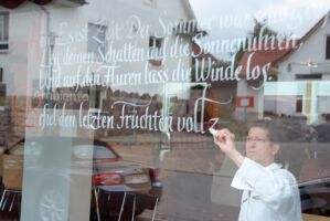 Hier gestalte ich ein Herbstgedicht auf einem Event in einem Möbelhaus. All diese Arbeiten entstehen ohne das Ziehen von Hilfslinien.